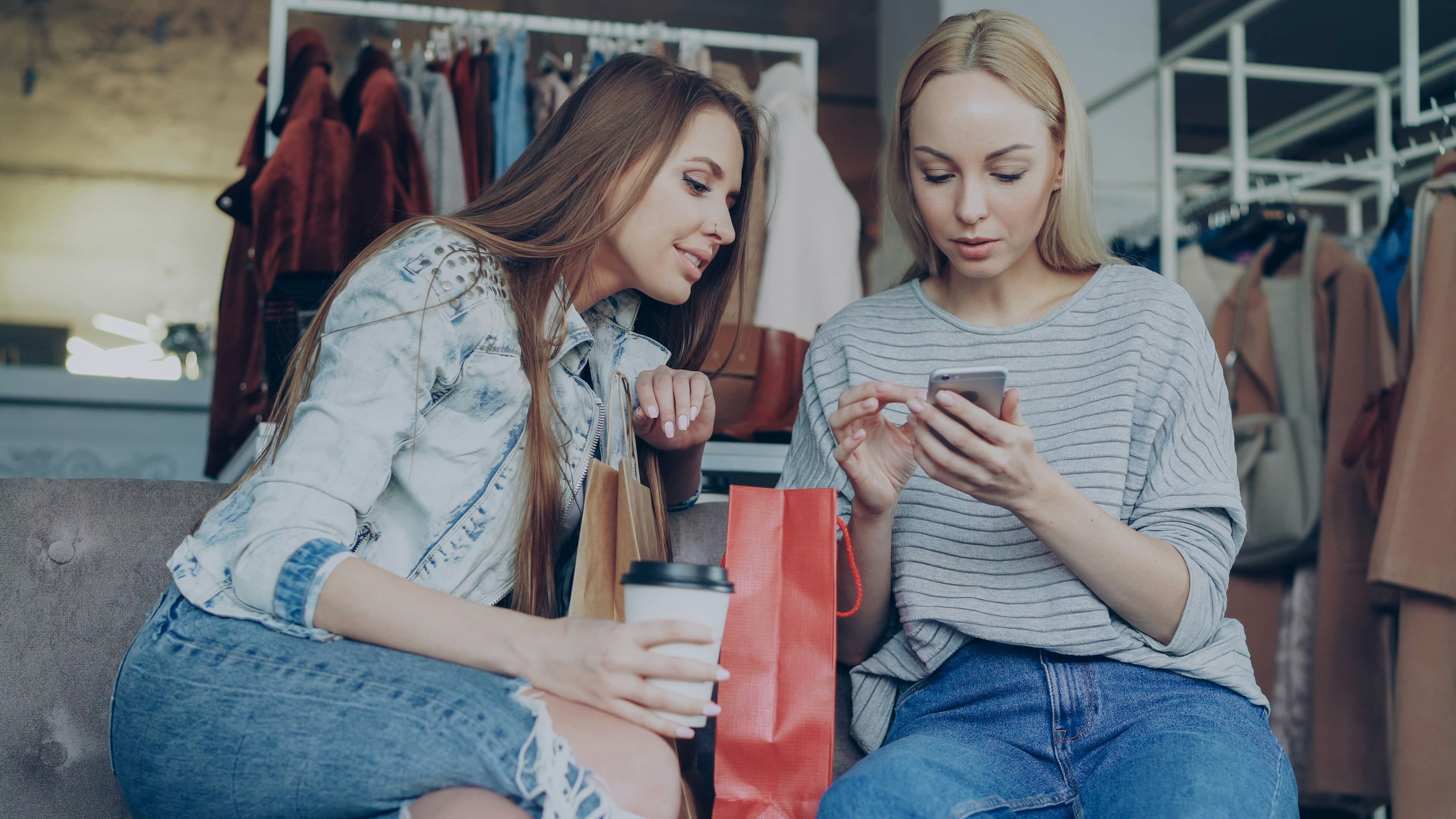 Pessoa usando smartphone para ver ofertas